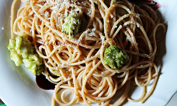 ﻿﻿﻿Spaghetti integrali ai broccoli e Squacquerone con riduzione di vino rosso